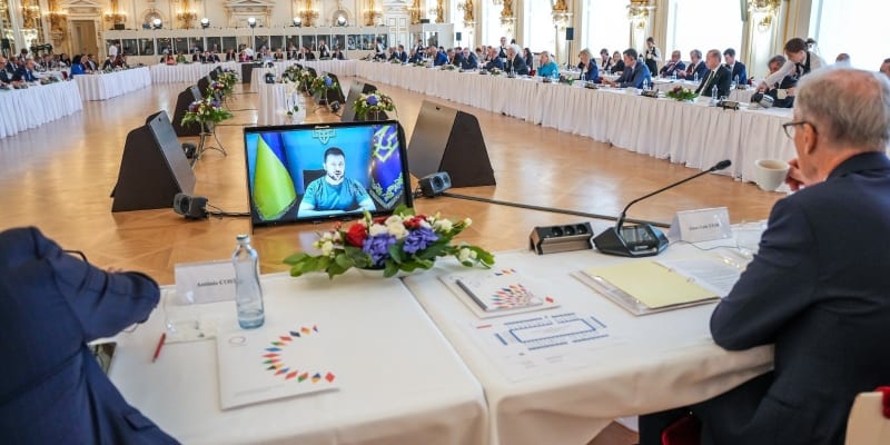 Na summitu promluvil ukrajinský prezident Volodymyr Zelenskyj přes video.
