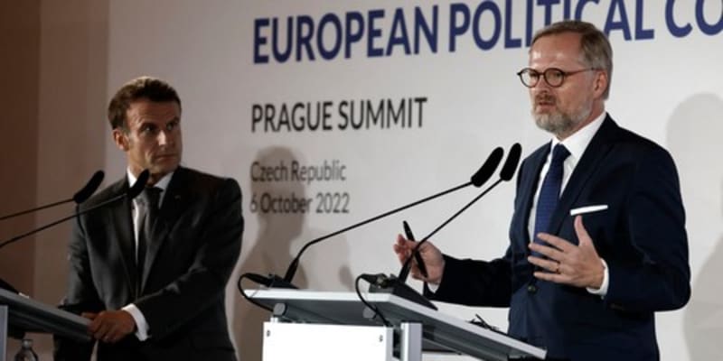 Emmanuel Macron a Petr Fiala promluvili na pražském summitu na společné tiskové konferenci.