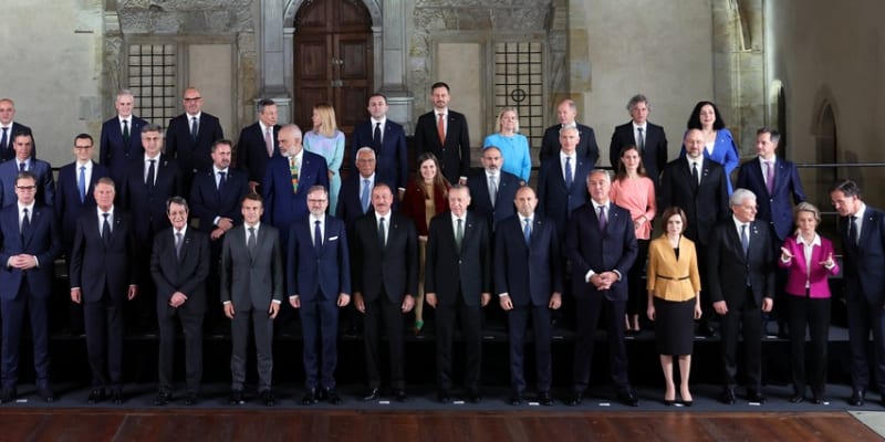 Světoví lídři se na summitu na Hradě společně vyfotili.