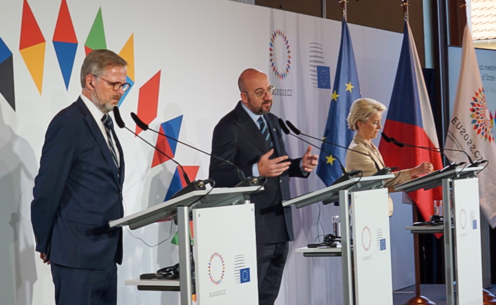 Na závěr Pražského summitu vystoupilo trio Petr Fiala, Charles Michel a Ursula von der Leyenová.