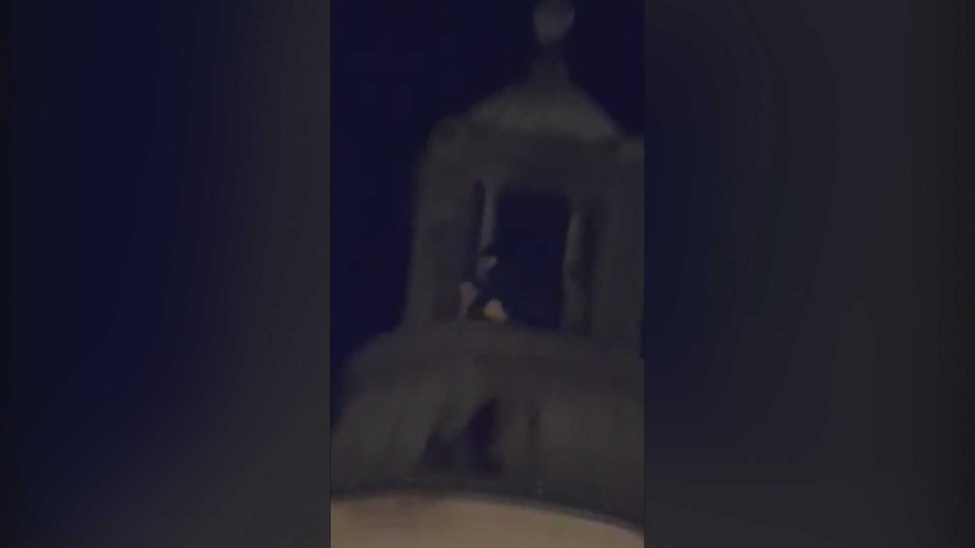 Na střeše hotelu v centru města se pohyboval nahý muž.