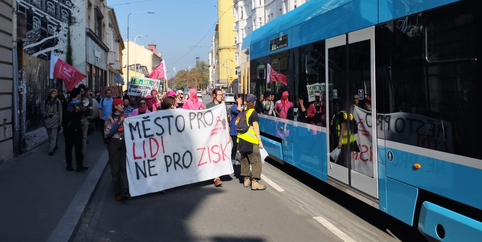 Páteční protestní průvod proti realitní společnosti Heimstaden v Ostravě