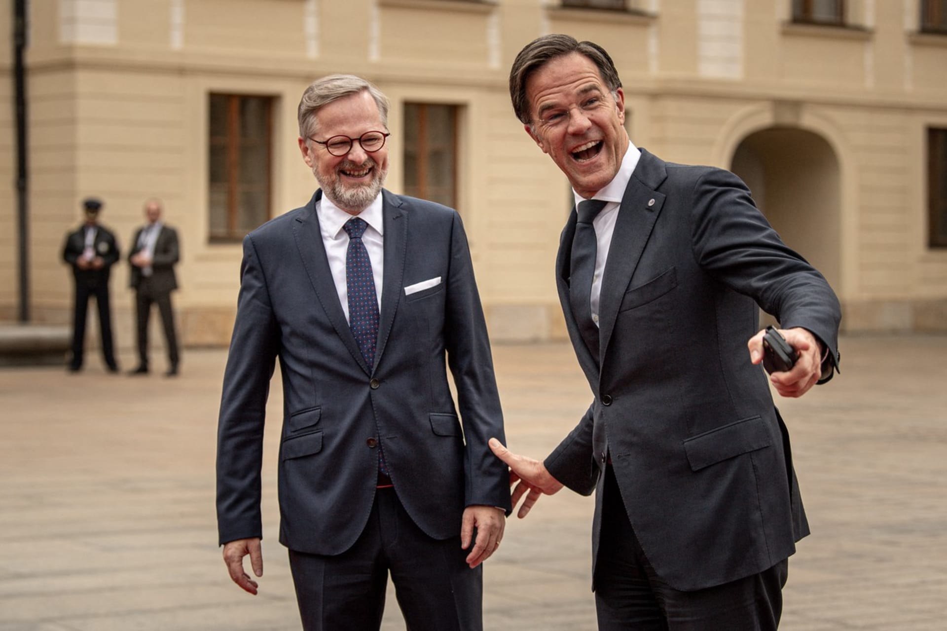 Nizozemský premiér Mark Rutte předvedl při příchodu na Pražský hrad svůj široký úsměv. Svým žoviálním vystupováním rozesmál i českého předsedu vlády Petra Fialu.