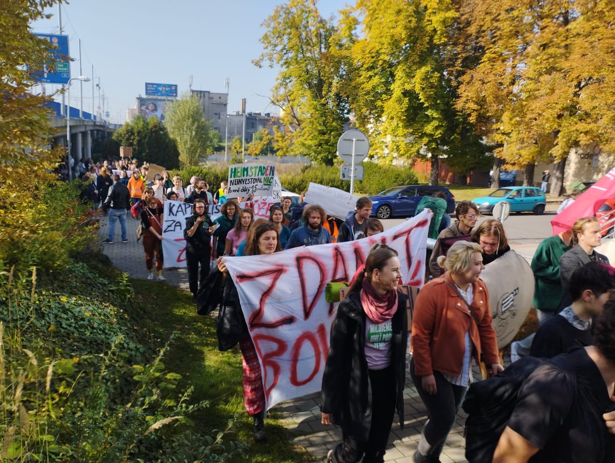 Páteční protestní průvod proti realitní společnosti Heimstaden v Ostravě