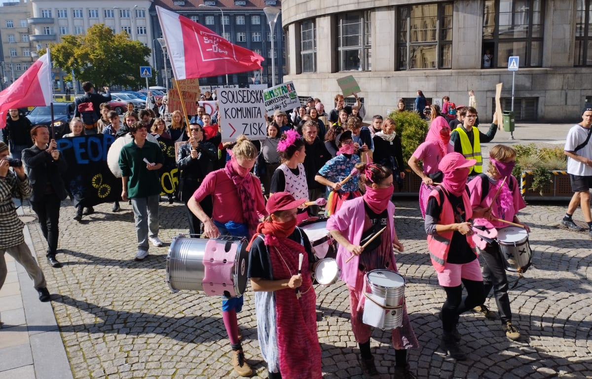 Páteční protestní průvod proti realitní společnosti Heimstaden v Ostravě.