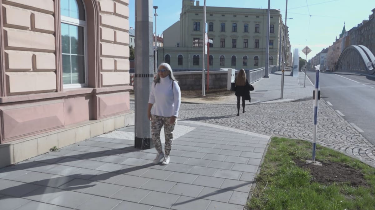 Uprostřed chodníku se v Olomouci tyčí dva sloupy.