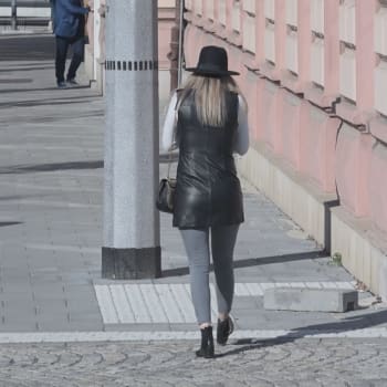 Uprostřed chodníku se v Olomouci tyčí dva sloupy