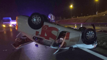 Nehoda u Sokolova uzavřela D6: Auto skončilo na střeše, na místě zasahoval i vrtulník