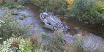 Záhadná nehoda v Tanvaldu: V řece našli převrácené auto, 90letý řidič je po smrti
