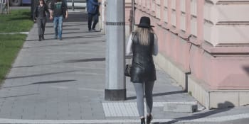 Uprostřed chodníku se v Olomouci tyčí dva sloupy. Pro chodce jsou nebezpečné, tvrdí experti