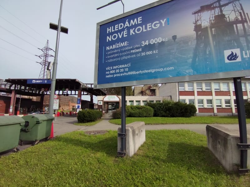 Billboard u hlavní brány oceláren Liberty Ostrava láká nové zaměstnance. Huť má práci asi pro 6 tisíc zaměstnanců.
