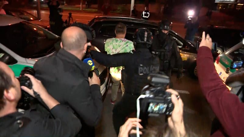 Obviněný Dušan Dědeček po vynesení rozsudku utíkal před novináři.