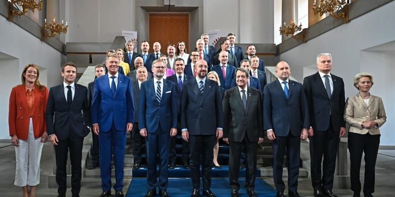 Lídři Evropské unie na společné fotografii na Pražském hradě