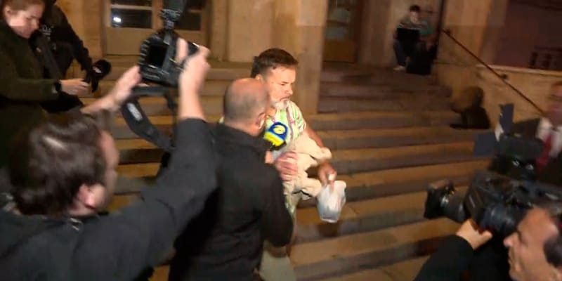 Obviněný Dušan Dědeček po vynesení rozsudku utíkal před novináři.