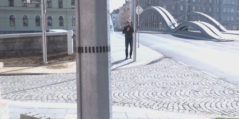 Uprostřed chodníku se v Olomouci tyčí dva sloupy.