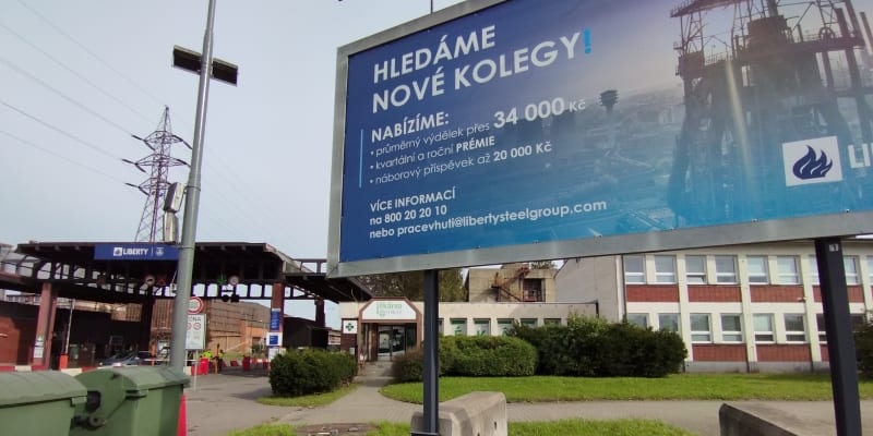 Billboard u hlavní brány oceláren Liberty Ostrava láká nové zaměstnance. Huť má práci asi pro 6 tisíc zaměstnanců.