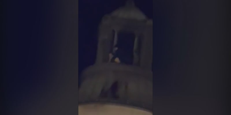 Na střeše hotelu v centru města se pohyboval nahý muž.