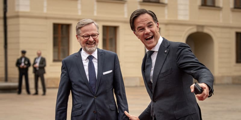 Nizozemský premiér Mark Rutte předvedl při příchodu na Pražský hrad svůj široký úsměv. Svým žoviálním vystupováním rozesmál i českého předsedu vlády Petra Fialu.