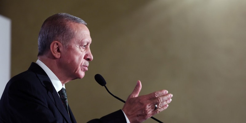 Turecký prezident Recep Tayyip Erdogan je vnímán coby velmi kontroverzní lídr. Proslul coby autoritář s velmi přísnou dikcí. Tu předvedl i na summitu na Pražském hradě.