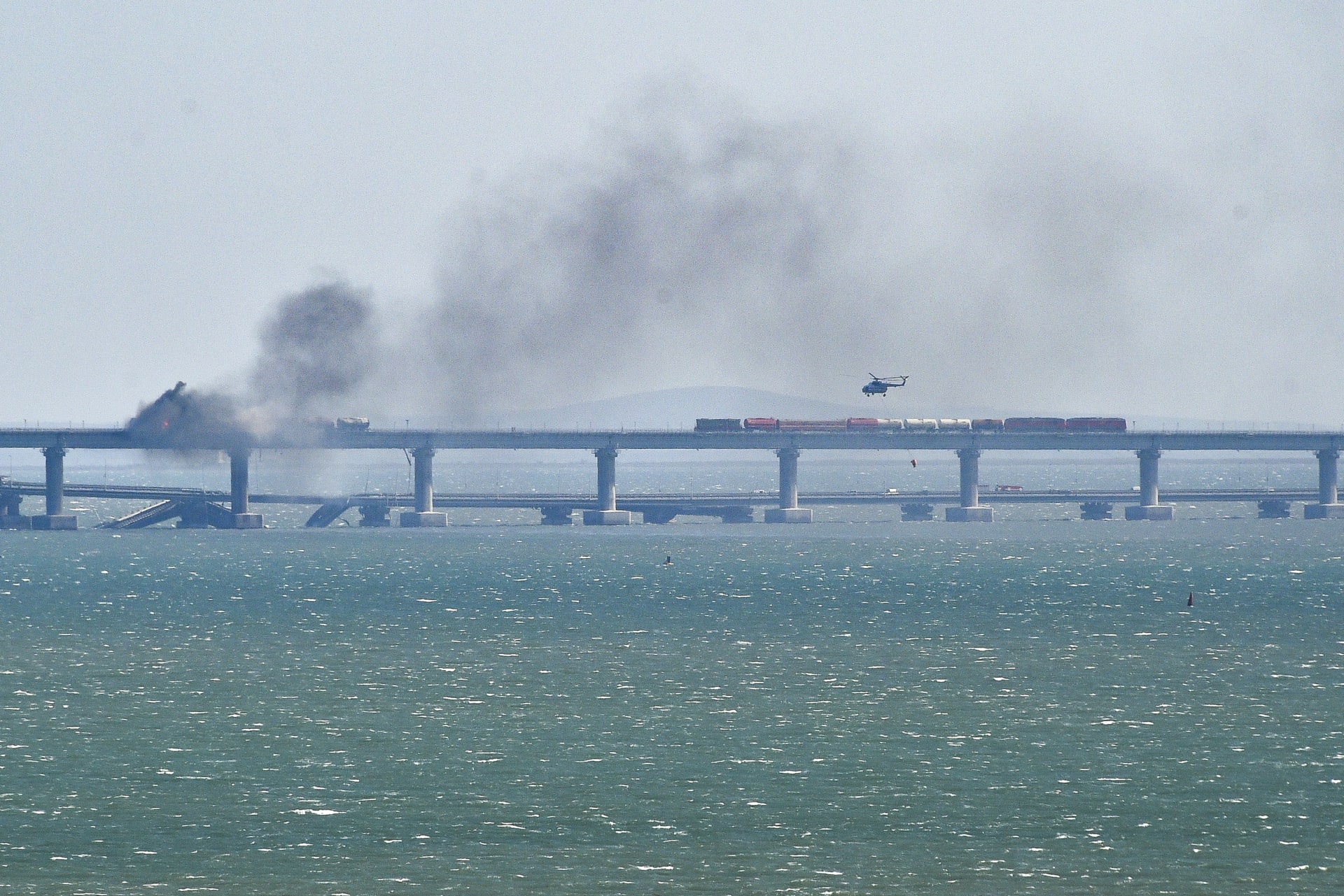 Helikoptéra hasí požár na Kerčském mostě