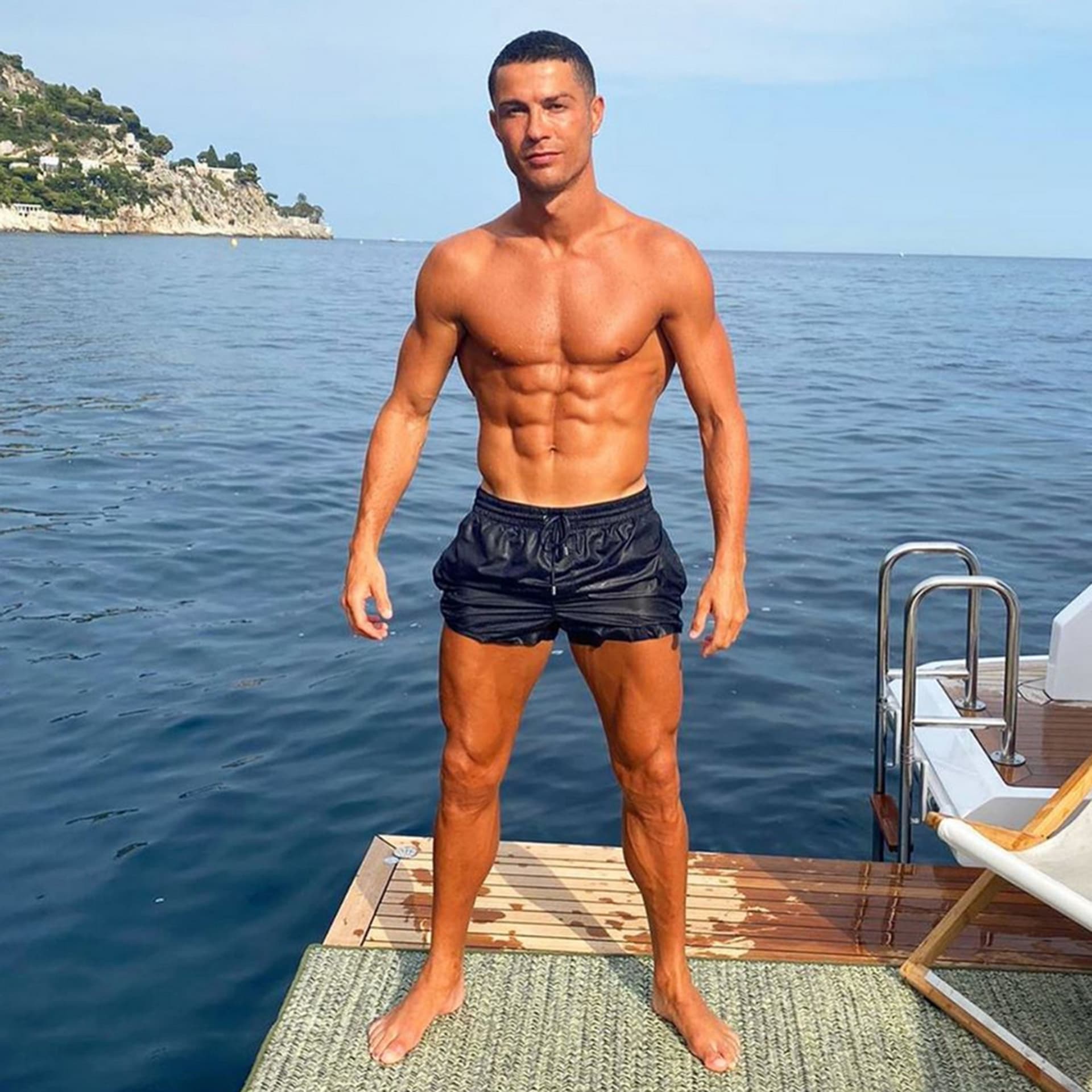 Ronaldo své tělo ukazuje rád a často. Vzhledem k tělesným proporcím mohou být stravovací návyky a životní styl tohoto mimořádného fotbalisty pro mnohé velmi inspirativní.