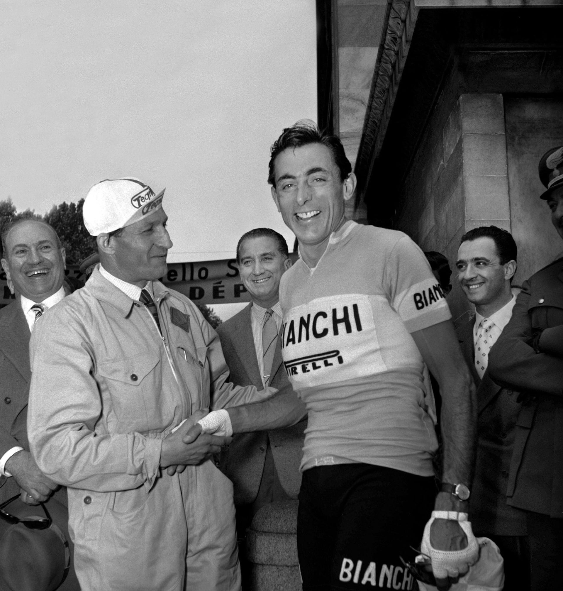 Fausto Coppi (vpravo) vyhrál jako první závodník během jedné sezony Giro i Tour de France.