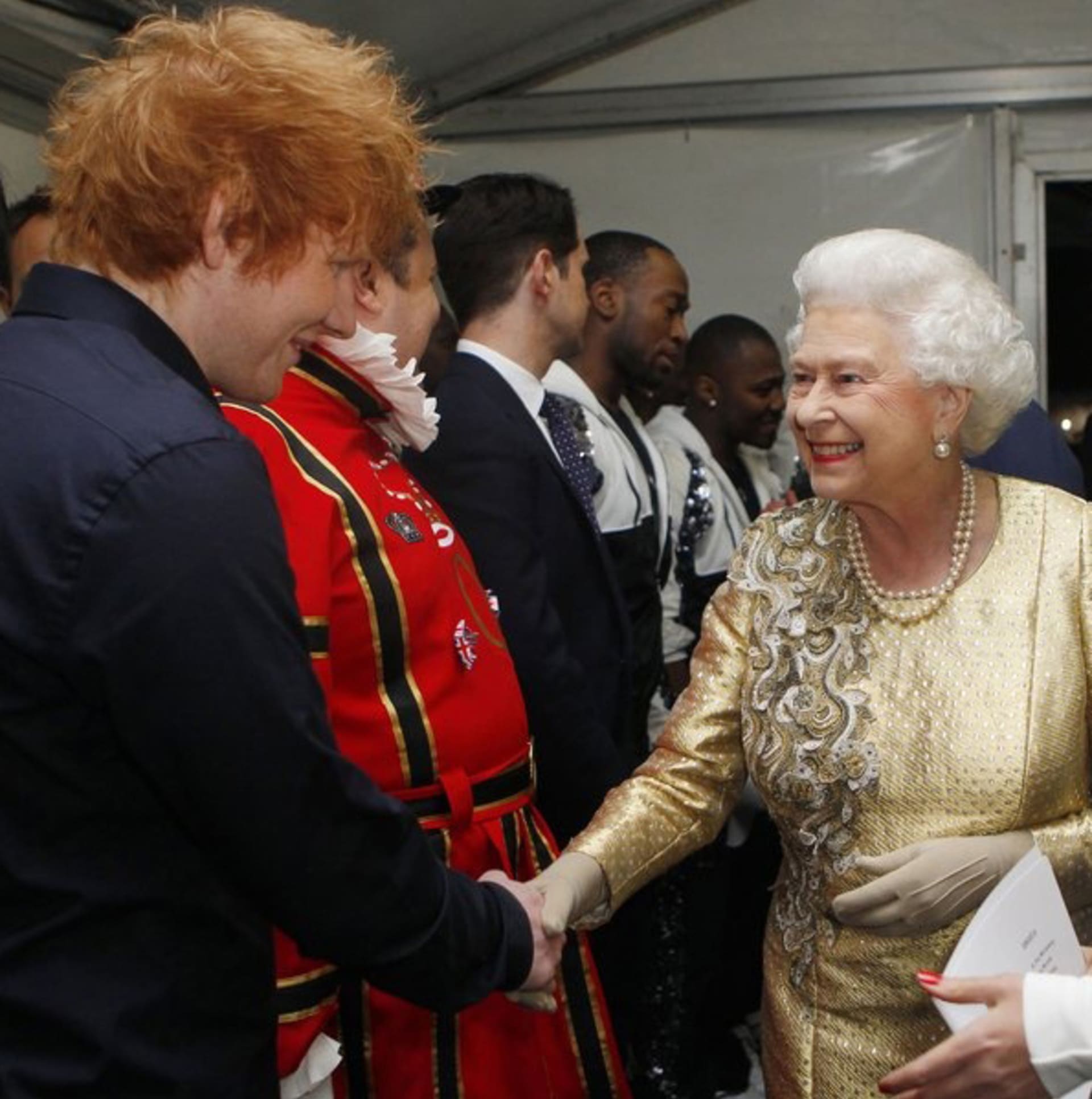 Krom závěrečného ceremoniálu LOH vystoupil Ed Sheeran v roce 2012 také v rámci koncertu k diamantovém jubileu Alžběty II, přišla jej pozdravit samotná královna.