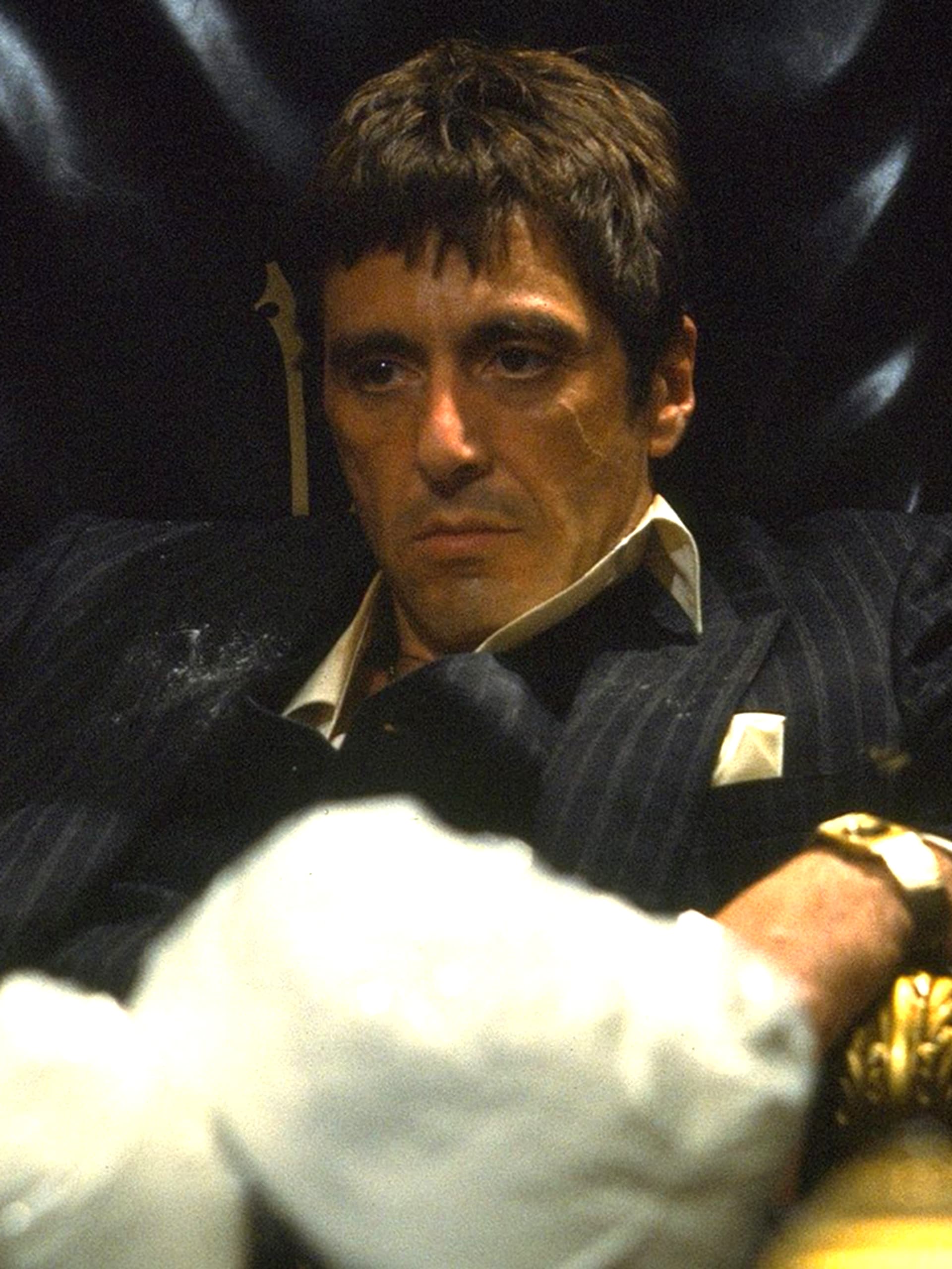 Diváci se naučili odpouštět filmovým hrdinům třeba účast v drogovém byznysu i vraždy. Al Pacino v roli Tonyho Montany ve filmu Zjizvená tvář.