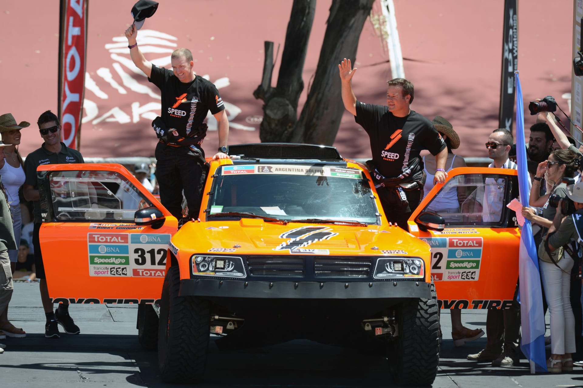 Hummer H3 pilotovaný Robbym Gordonem se neztratil ani na nejslavnějším dálkovém závodě planety Rallye Dakar.