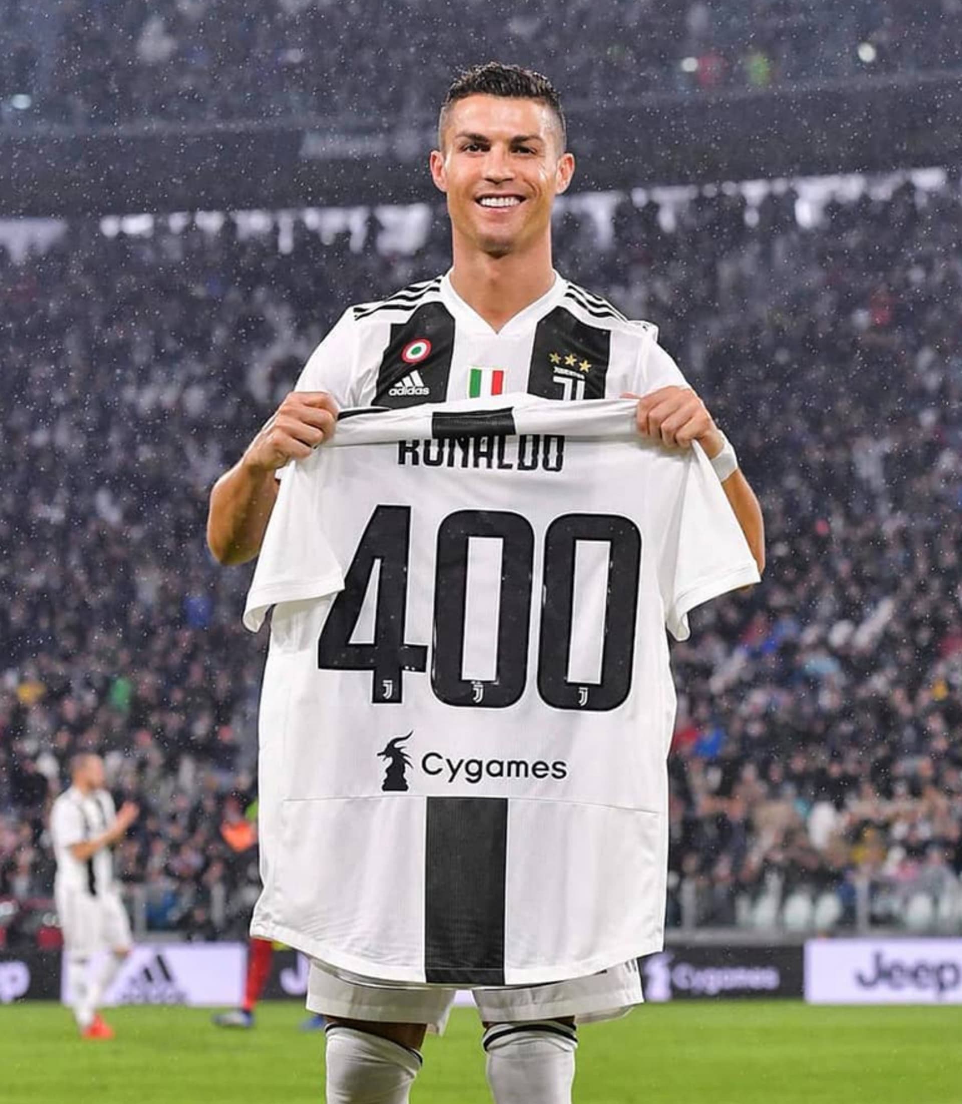 Cristiano Ronaldo dostal v Juventusu dres s číslovkou 400.