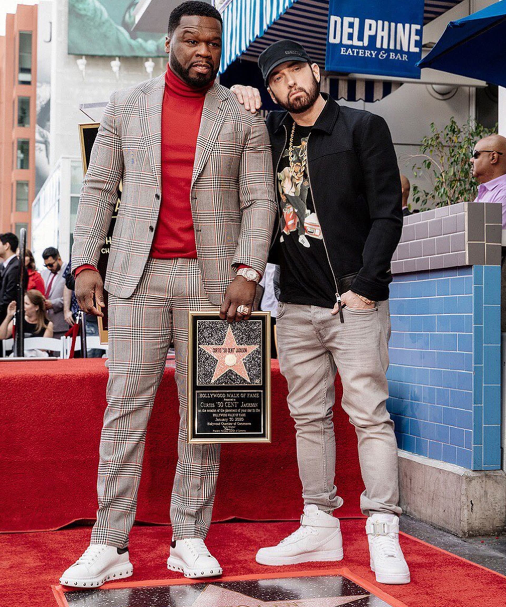 Eminem a 50 Cent, který se mezi nejbohatší rapery aspoň zatím nepropracoval, ale svou hvězdu v hollywoodském chodníku slávy už má...
