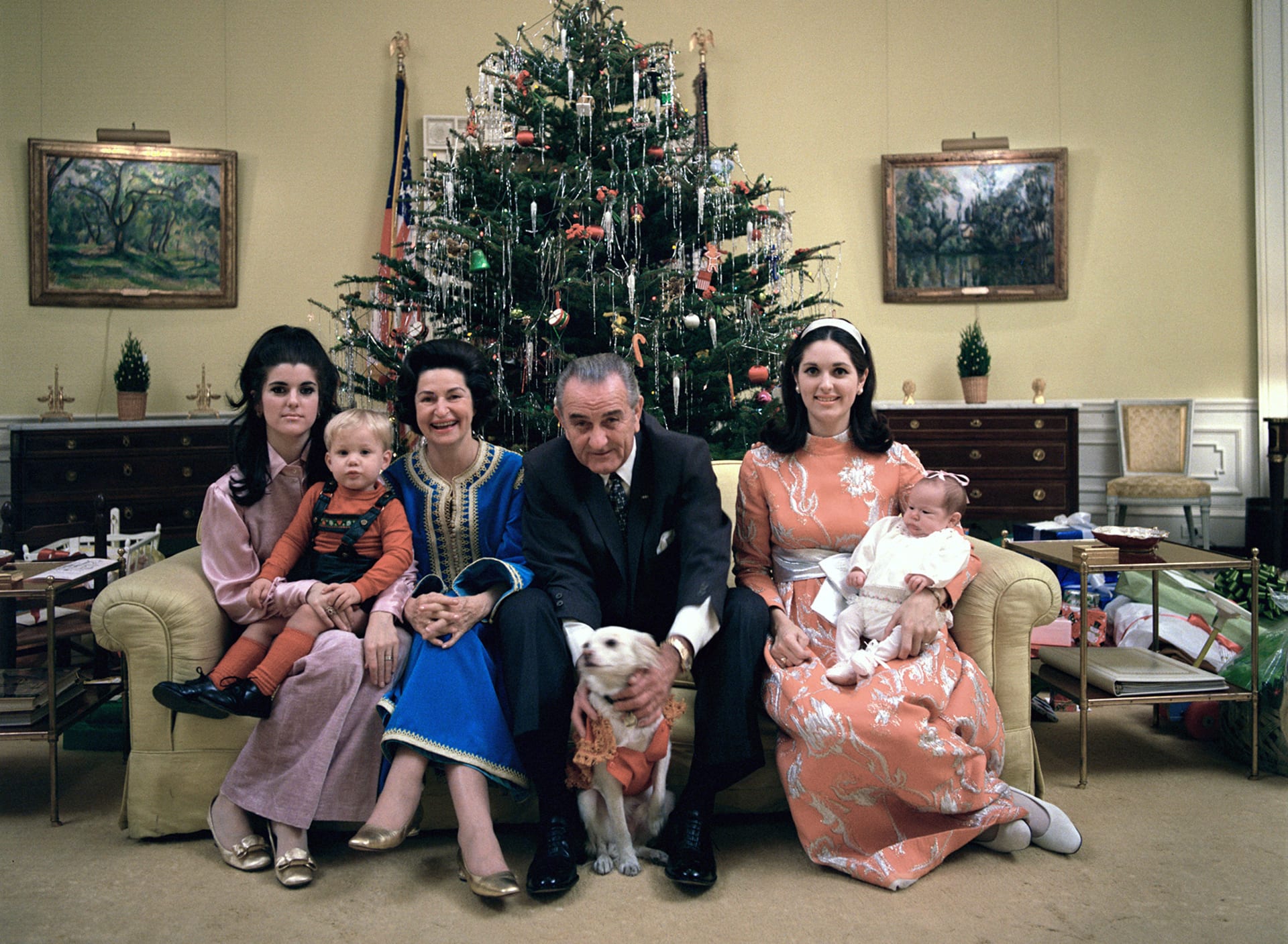 Lyndon Johnson s rodinou. Manželka Claudia přezdívaná „Lady Bird“ byla vždy Johnsonovi oporou.