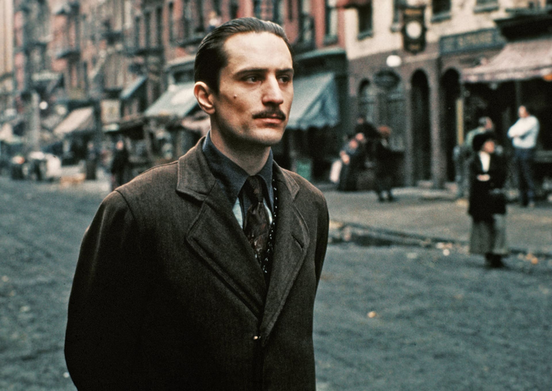 Asi nejznámějším Coppolovým počinem je brilantní třídílná mafiánská sága Kmotr, kde se jedné z hlavních rolí ujal také Coppolův oblíbenec Robert De Niro.