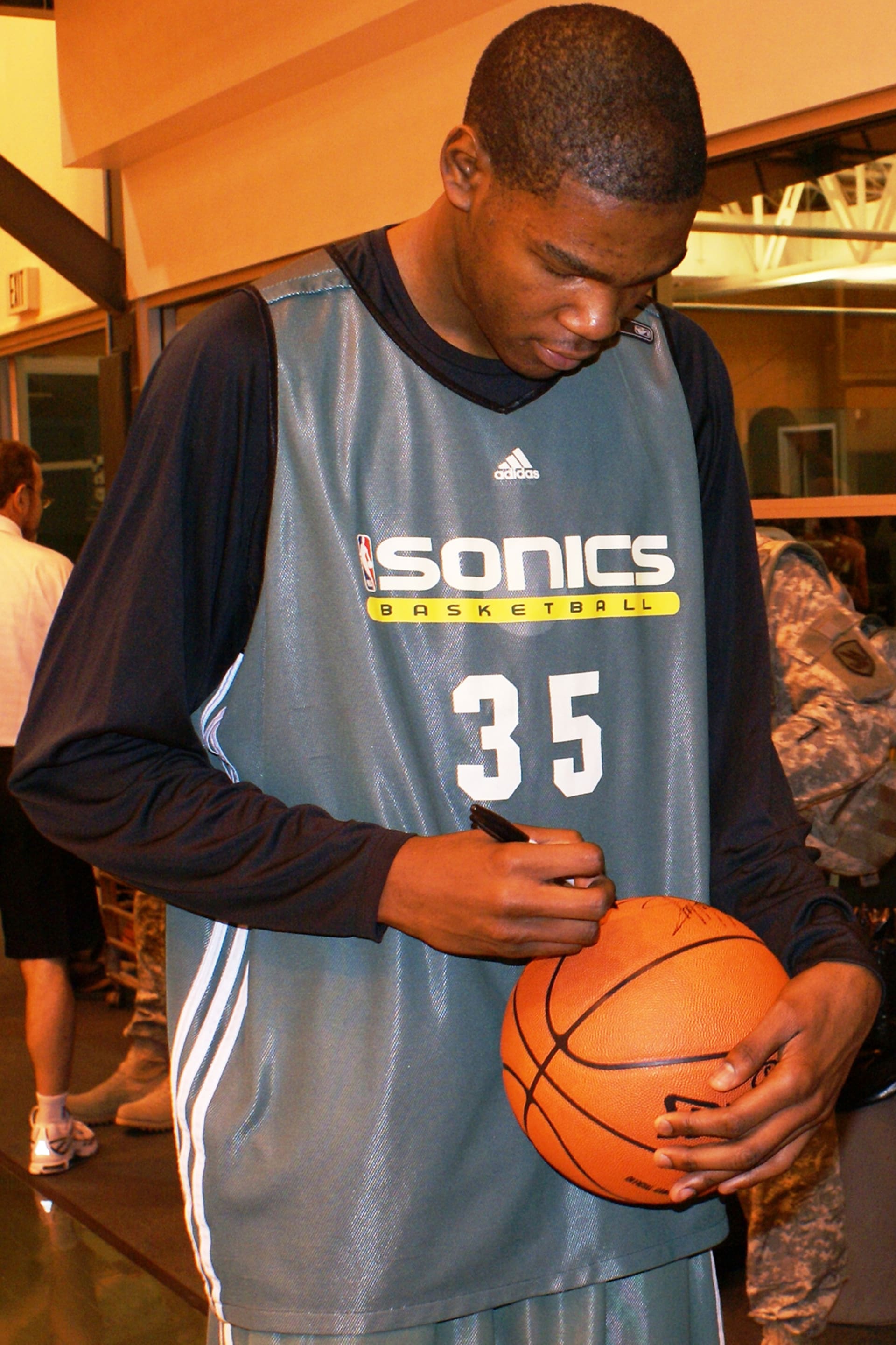 Po pouhém roce na univerzitě byl Kevin Durant draftován jako číslo dvě klubem NBA Seattle SuperSonics.