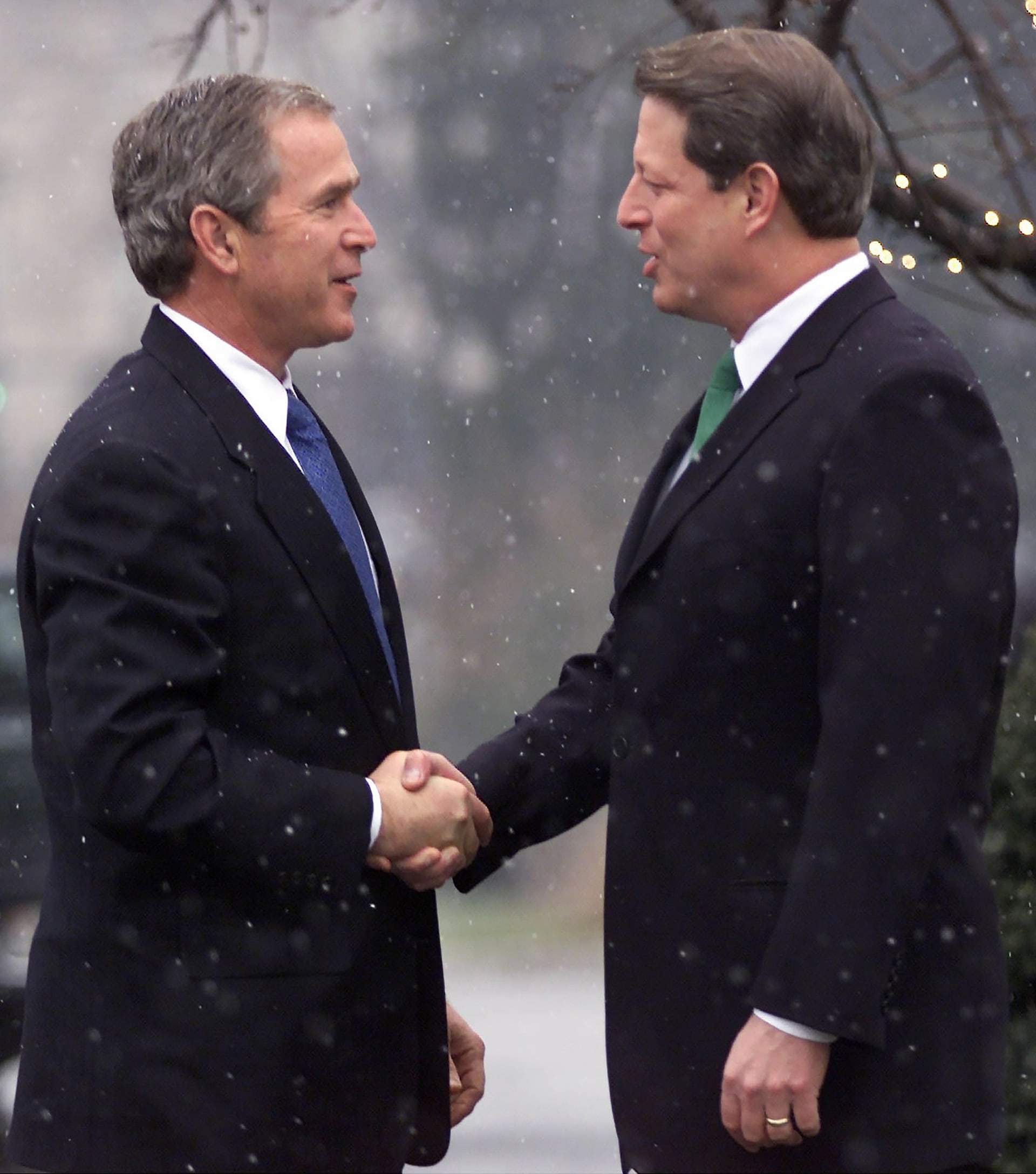 Takřka přesně před dvaceti lety o prezidentovi USA rozhodl podruhé v historii země právě Nejvyšší soud. Jeho verdikt definitivně ukončil volby, ve kterých se utkali dva výrazní kandidáti - George W. Bush a Al Gore.