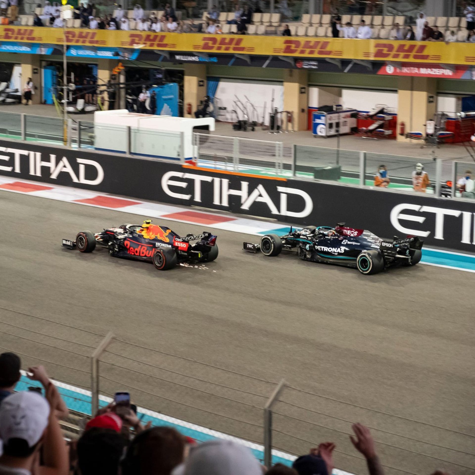 Max Verstappen a Lewis Hamilton bojovali v Abú Zabí o titul mistra světa F1 doslova až do posledního kola.