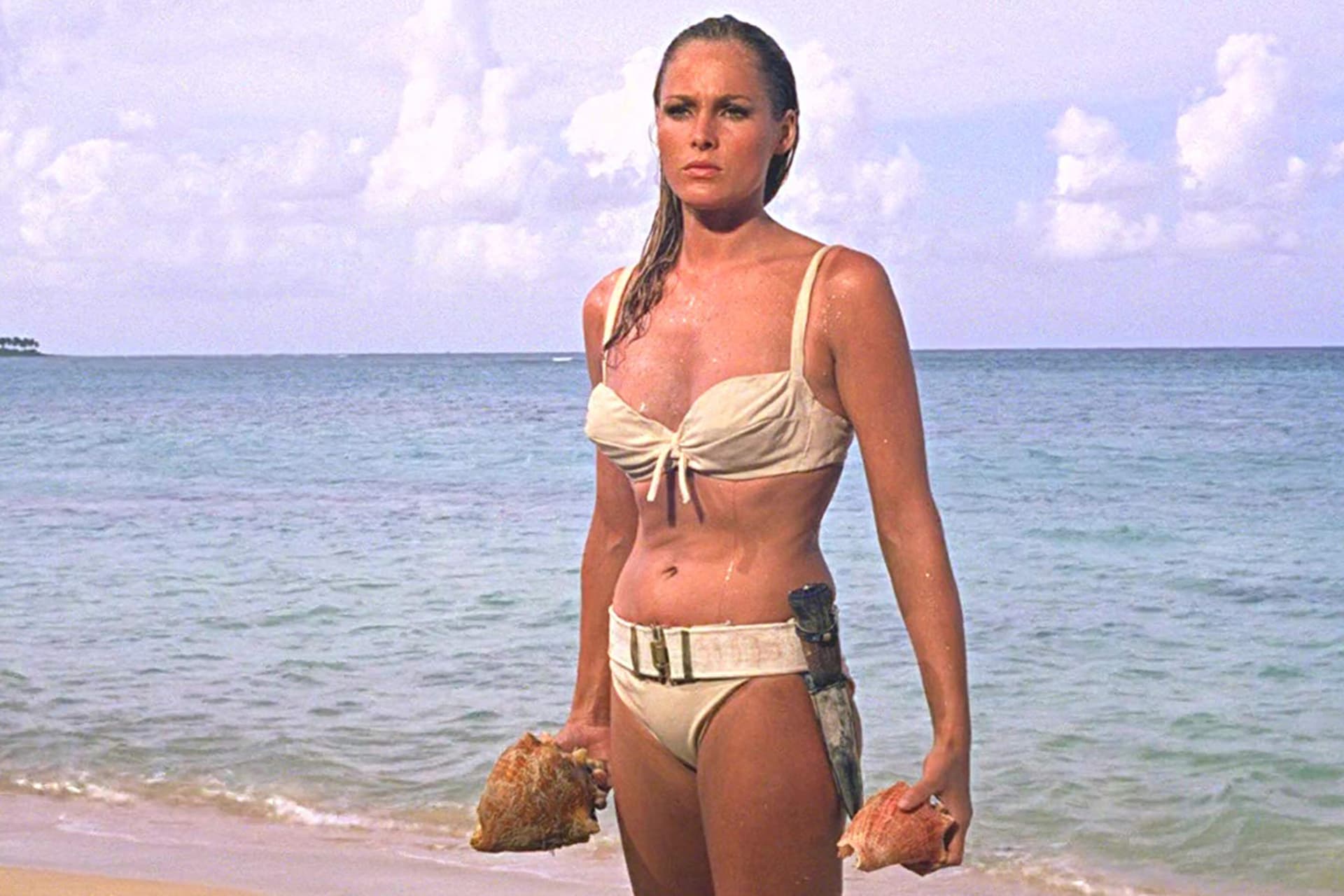 Krásných žen se kolem agenta 007 točila spousta, ale první bondgirl je jen jedna, Ursula Anders.