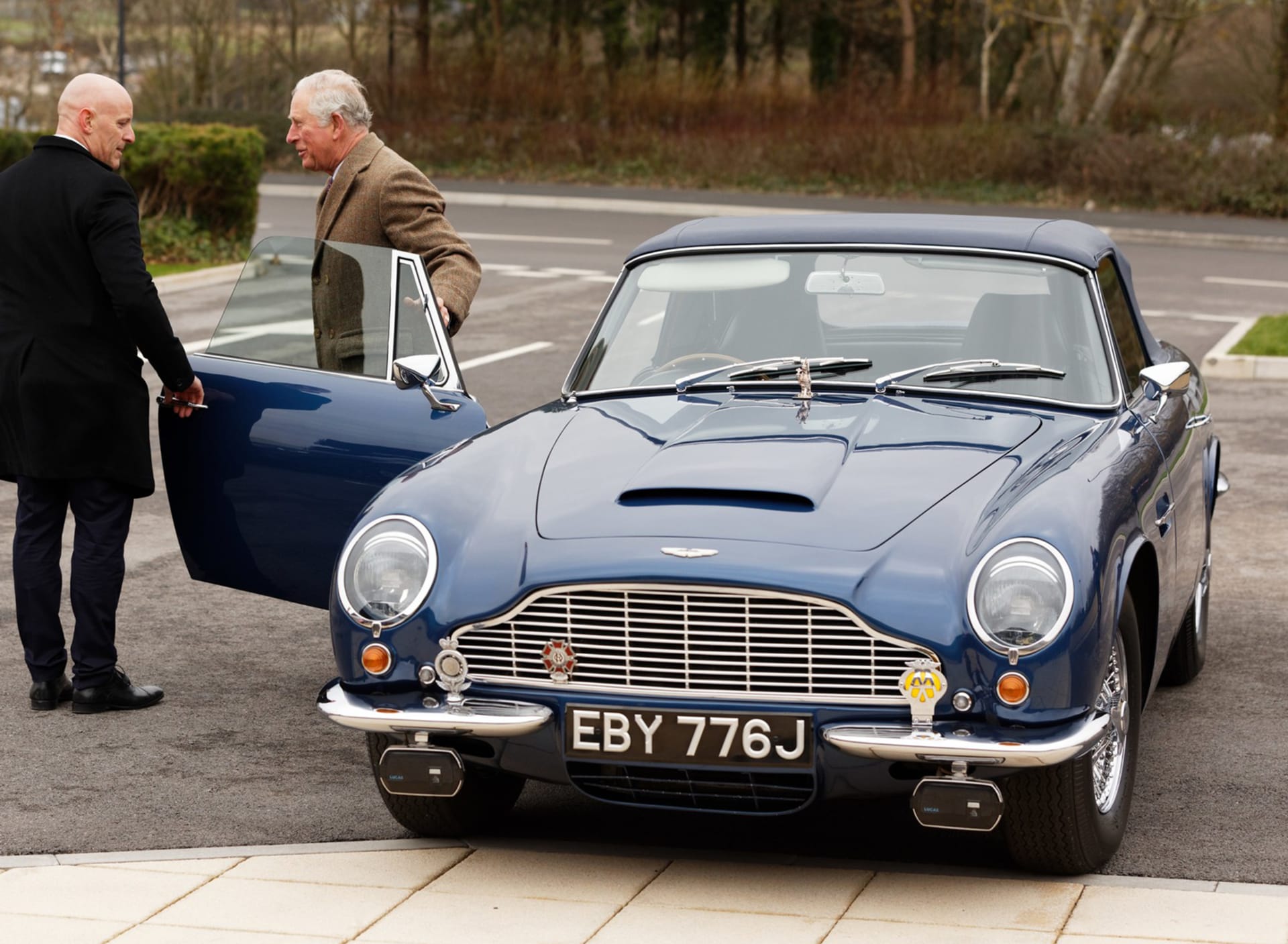 Princ Charles vlastní Aston Martin DB5 ve speciální královské úpravě.