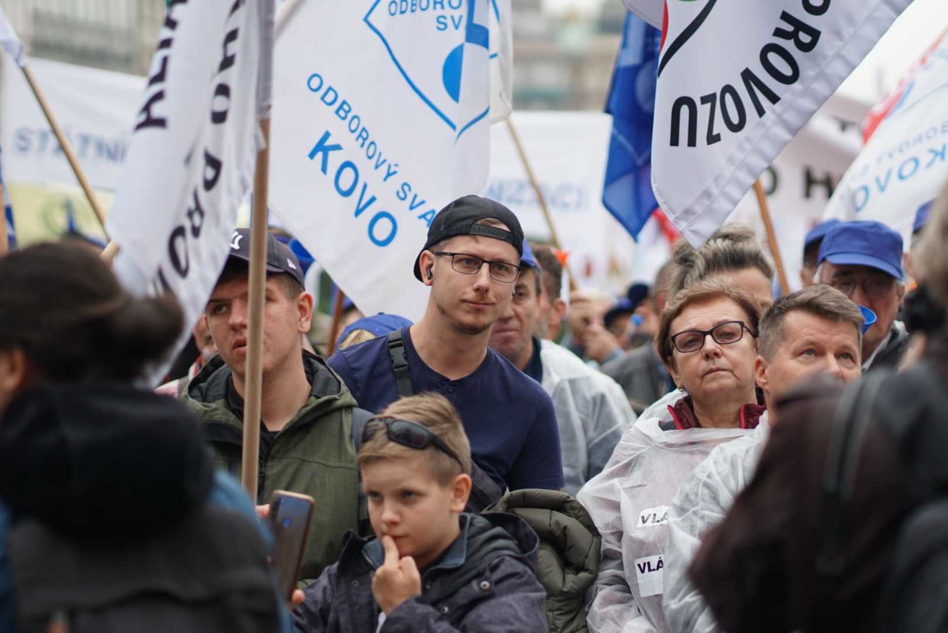Protestující odboráři v Praze brojili proti vládě.
