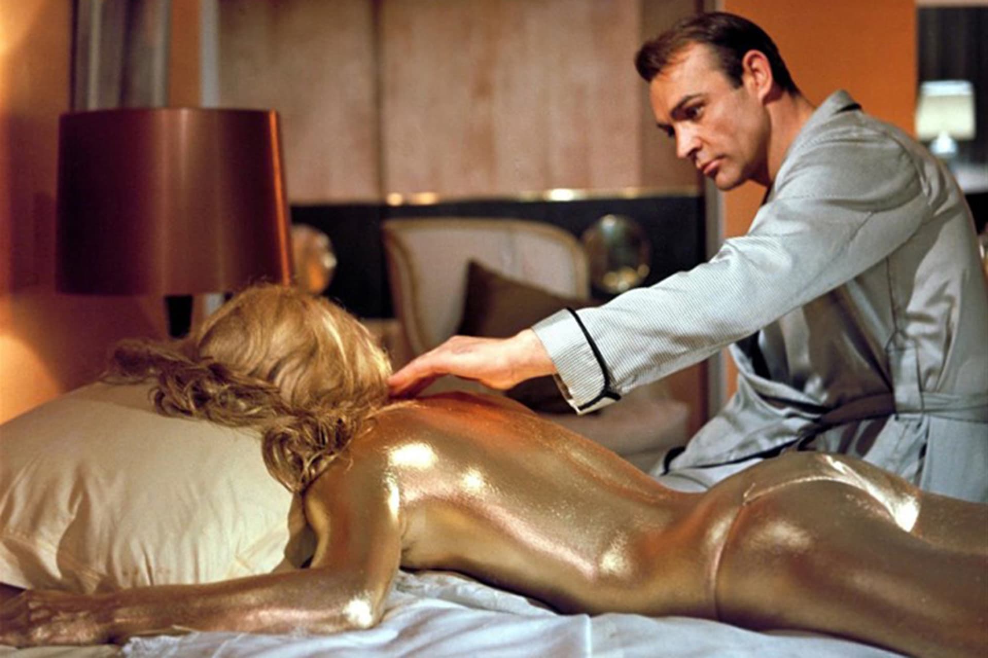 V oblasti filmových cen si nejlépe vedly snímky Goldfinger (na fotce) a Thunderball s Oscary za zvukové a vizuální efekty.