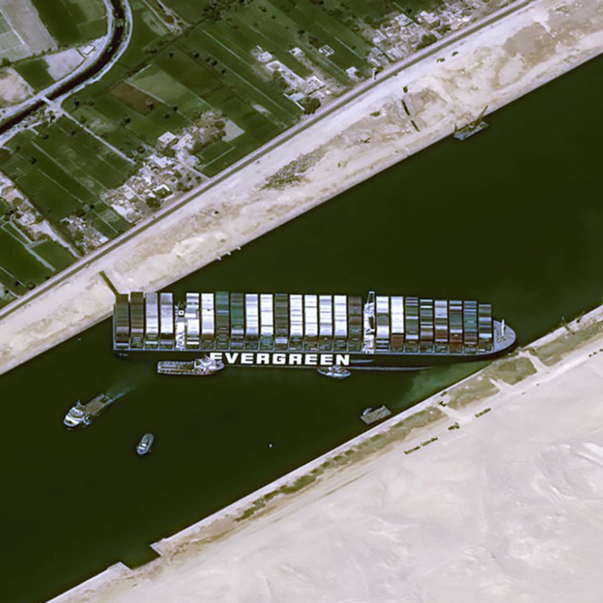Ve dnech 23. až 29. března ucpala 400 metrů dlouhá a 59 metrů široká kontejnerová loď Ever Given Suezský průplav.
