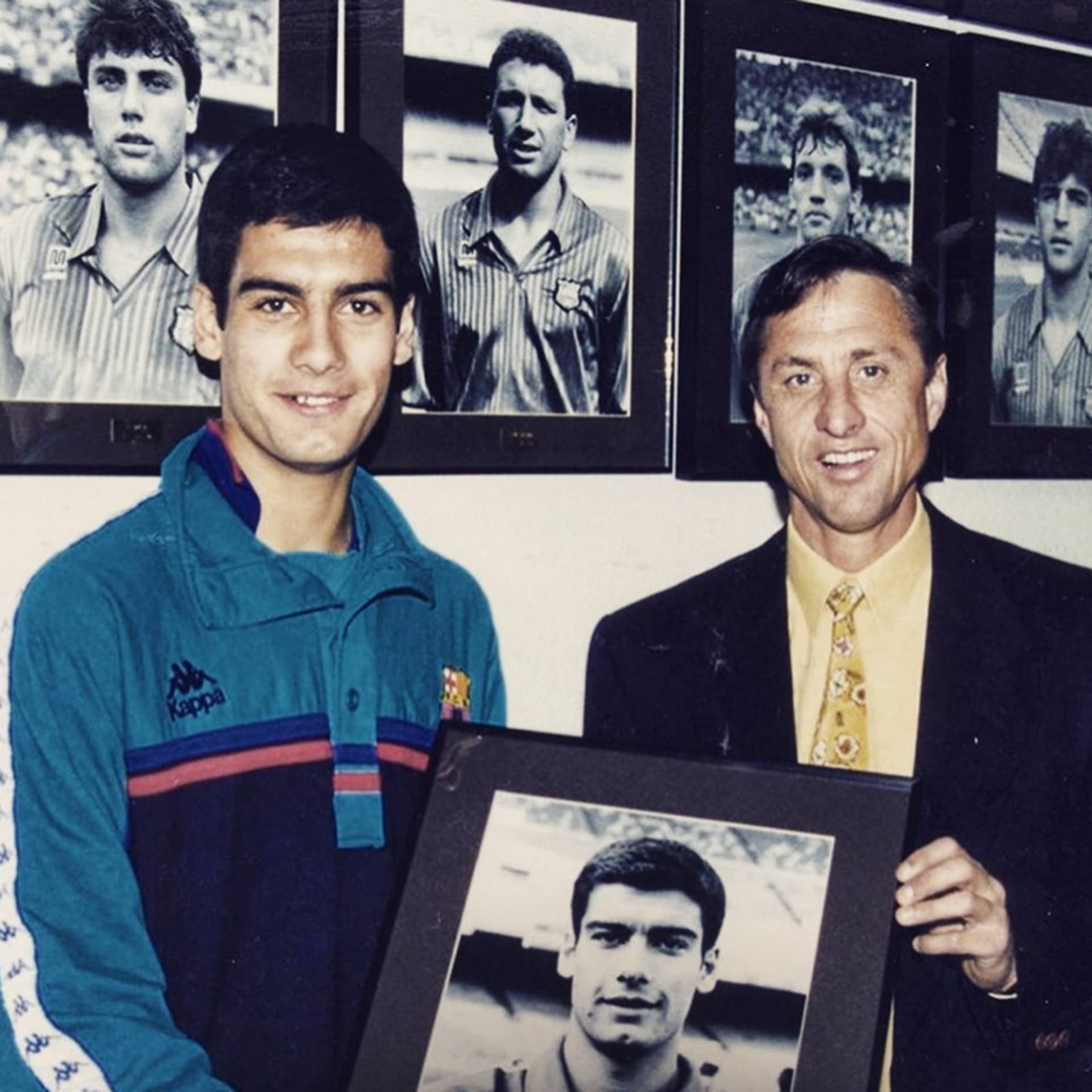 Vedle Johana Cruyffa (na společném snímku) a několika dalších patří Guardiola do úzké elitní skupiny vítězů Champions League či PMEZ z pozice hráče i trenéra.