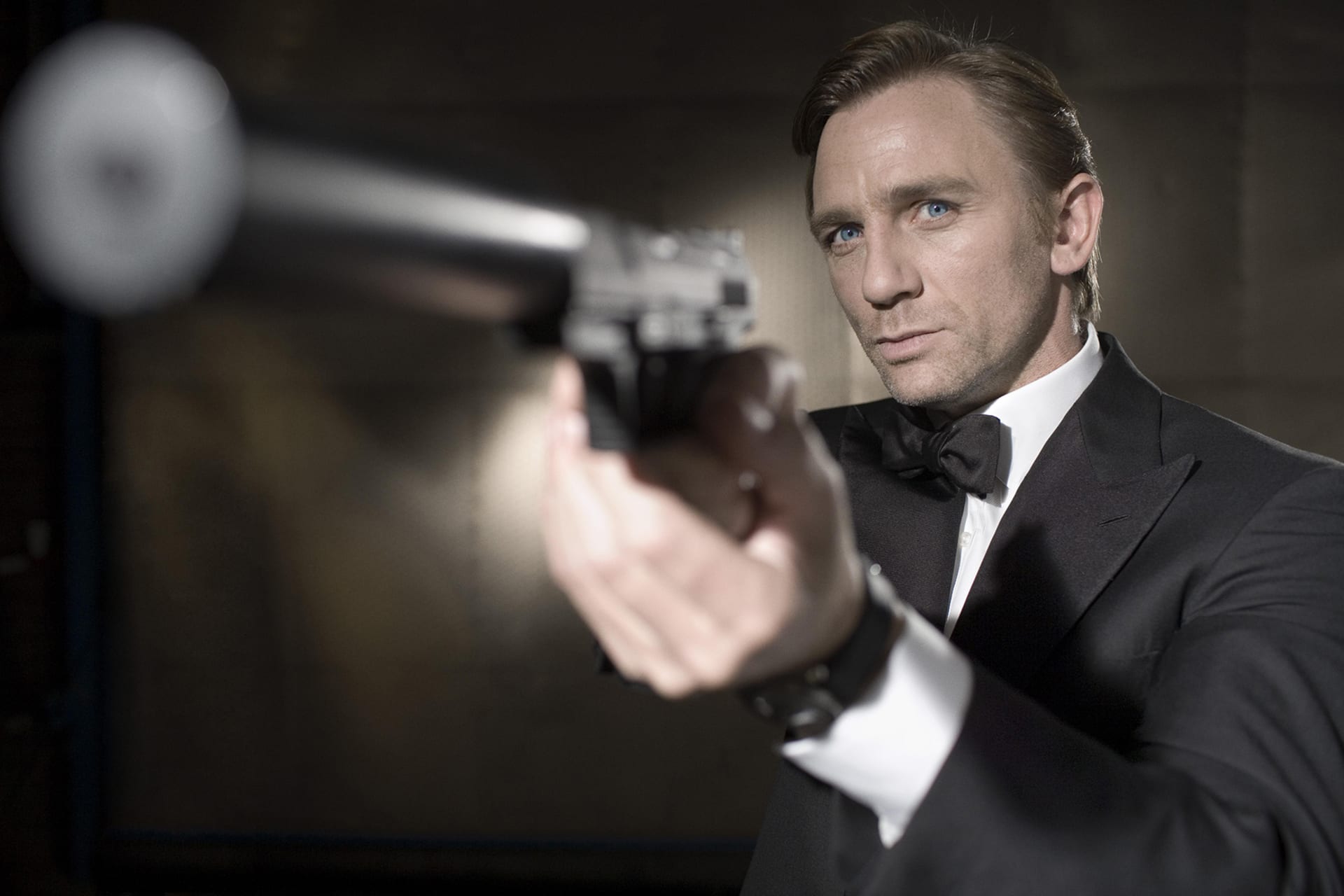 K agentovi 007 zbraně neodmyslitelně patří, Daniel Craig se ovšem nechal slyšet, že je nesnáší, zejména pistole.