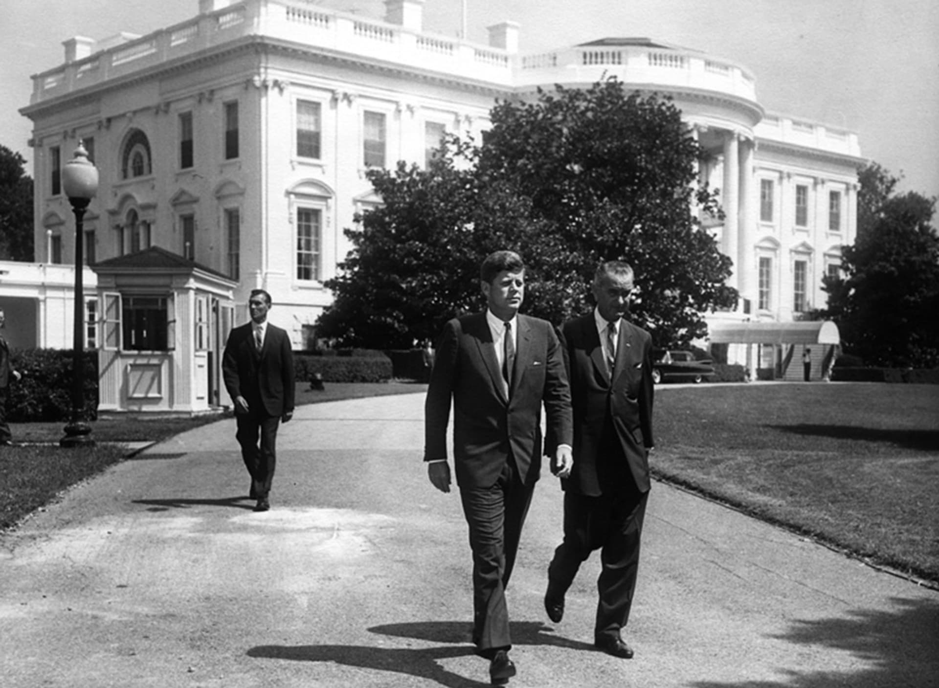 Po prohře v primárkách se Johnson překvapivě postavil za J. F. Kennedyho, kterému dopomohl k vítězství v prezidentských volbách. Vytěžil z toho funkci viceprezidenta.