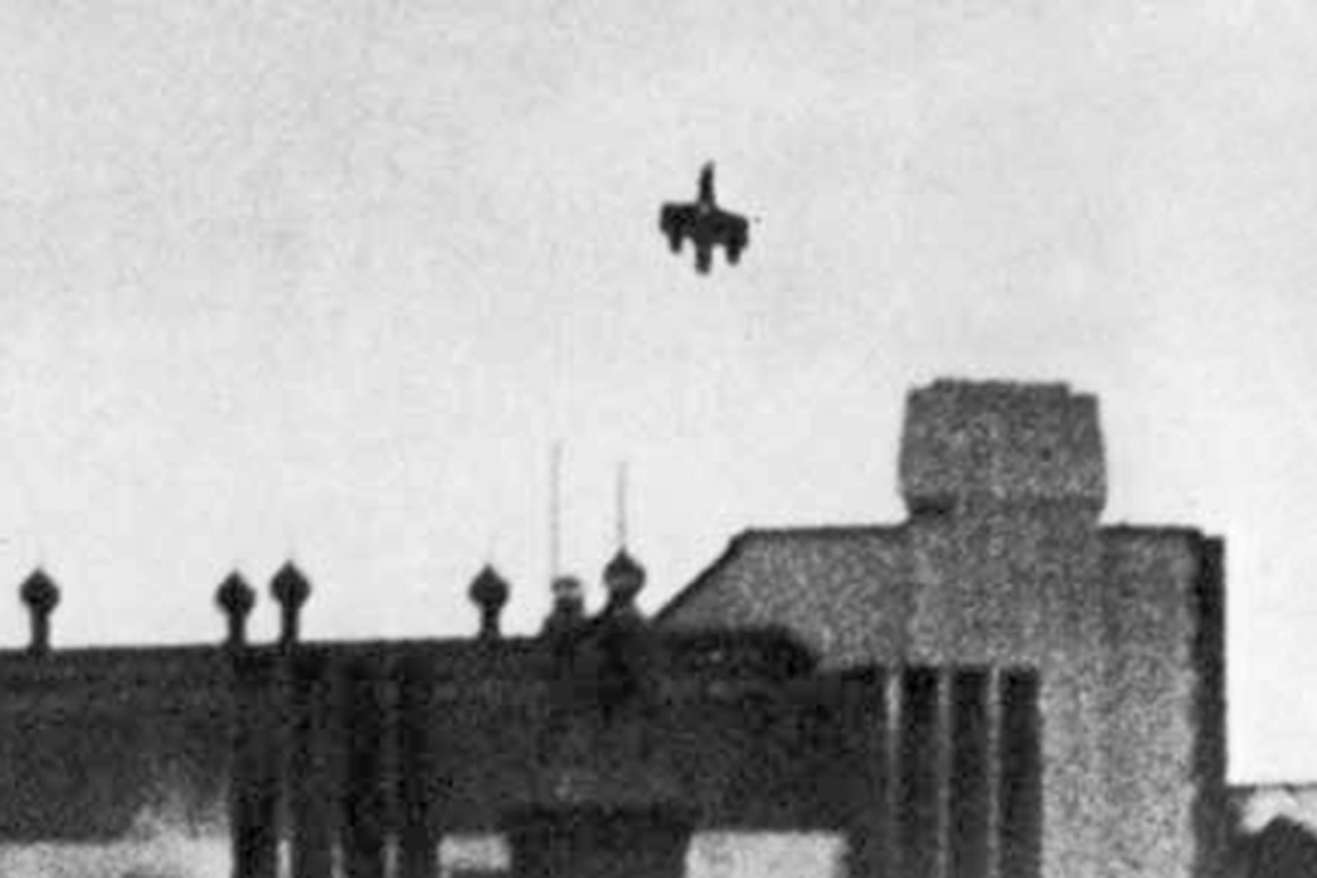 Bombardér Dornier Do 17 sražený stíhacím letounem pilotovaným Rayem Holmesem dopadl nedaleko londýnského nádraží Victoria.
