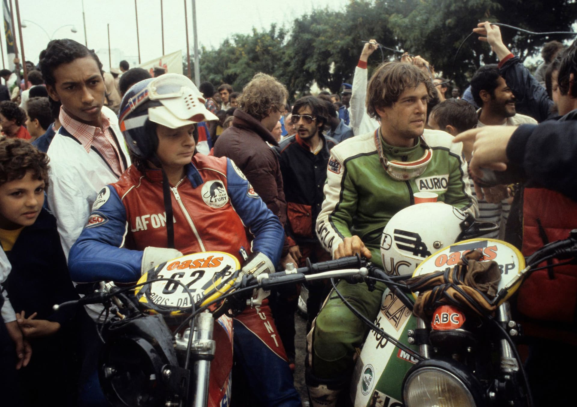Hubert Auriol se v roce 1979 zúčastnil už historicky prvního ročníku nejslavnějšího dálkového závodu. Později se stal prvním a zatím předposledním jezdcem, který vyhrál kategorie motocyklů i automobilů.