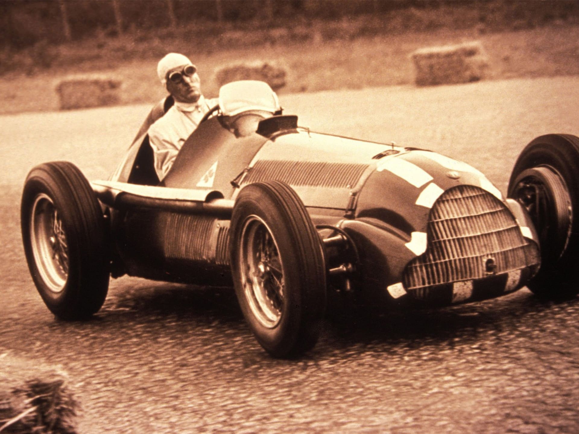 V první ročníku šampionátu F1, který se konal v roce 1950, slavil v Monze premiérové vítězství domácí matador Giuseppe Farina na voze Alfa Romeo 158.