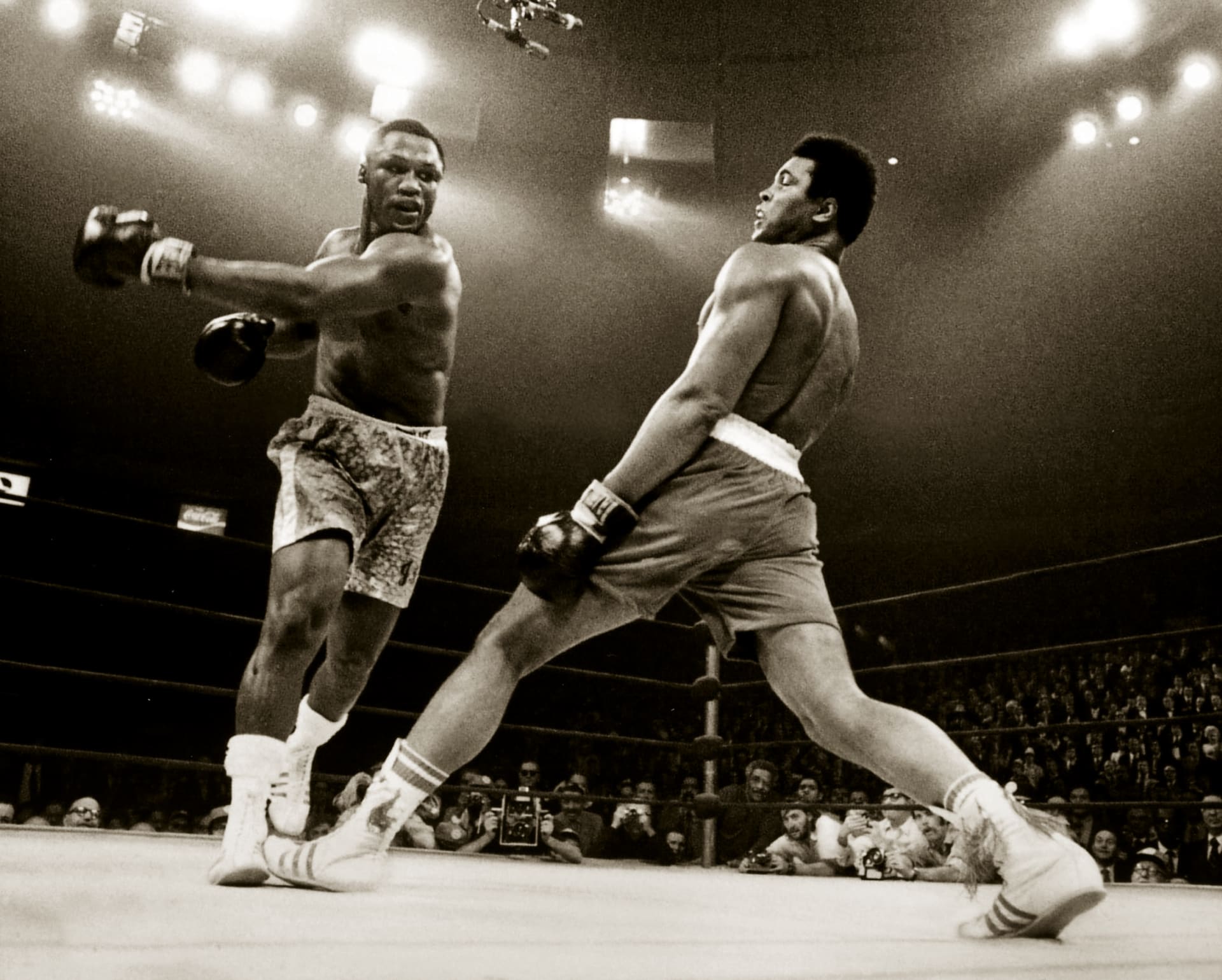 Historii boxu psali také Joe Frazier (vlevo) a Muhammad Ali, kteří poměřili síly v utkání, které vešlo do dějin jako Zápas století.