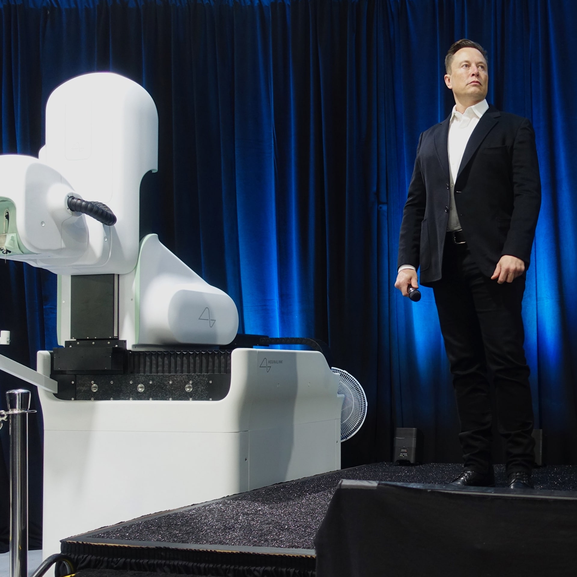 Neurotechnologický počin Elona Muska z roku 2016 vyvíjí implantovatelná komunikační rozhraní mezi mozkem a strojem.