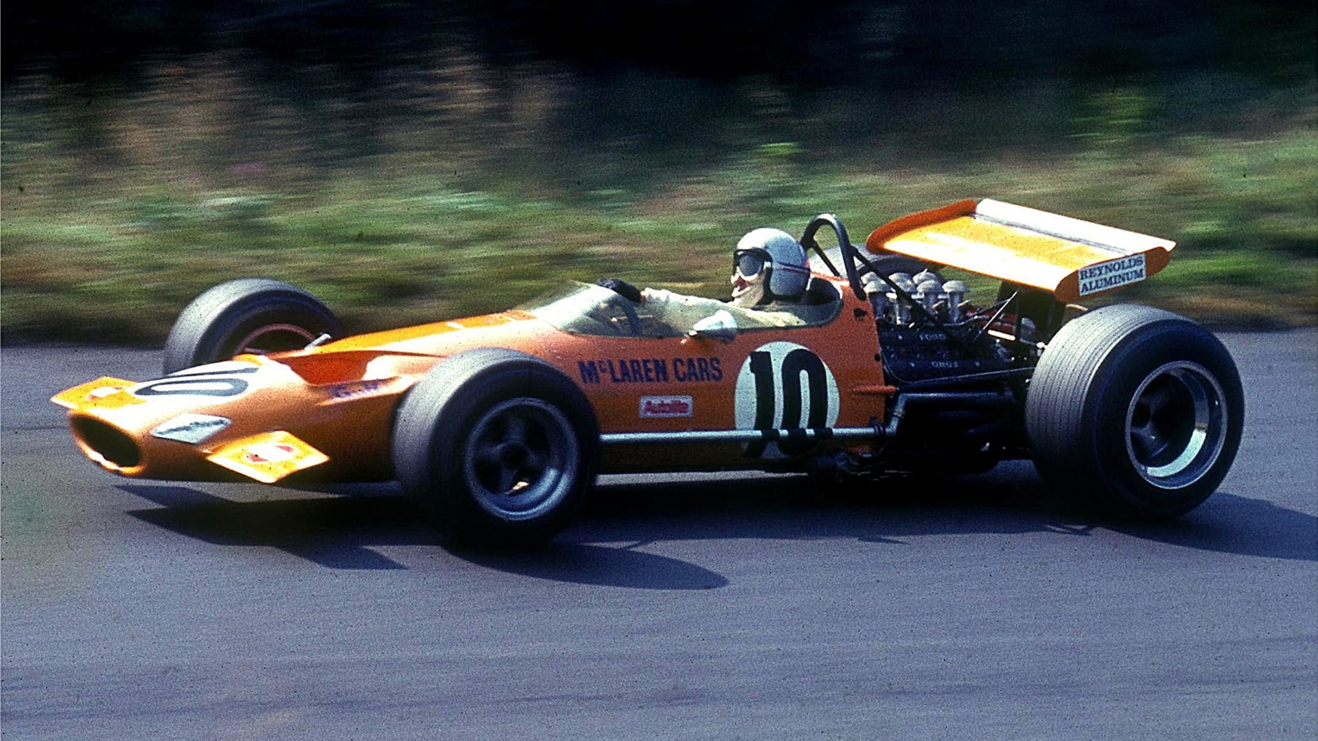 Bruce McLaren v McLarenu M7A na Velké ceně Německa 1969.